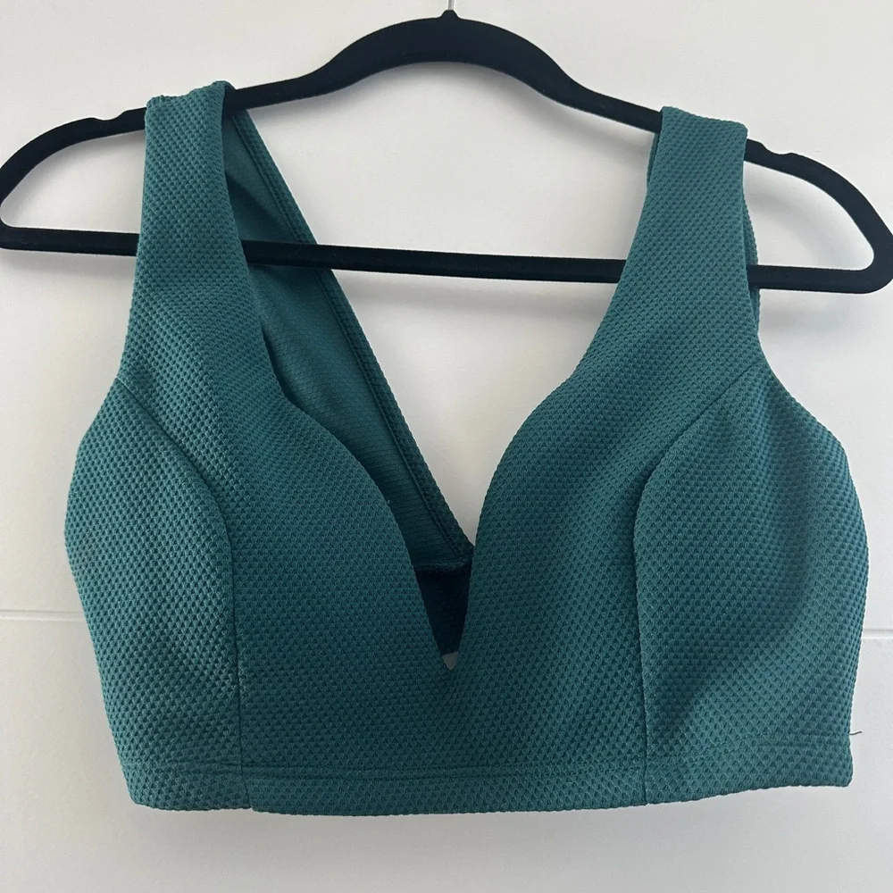 Windsor Green Deep V Neck Sleeveless Crop Top |
NWOT Size M - Picture 7 of 11